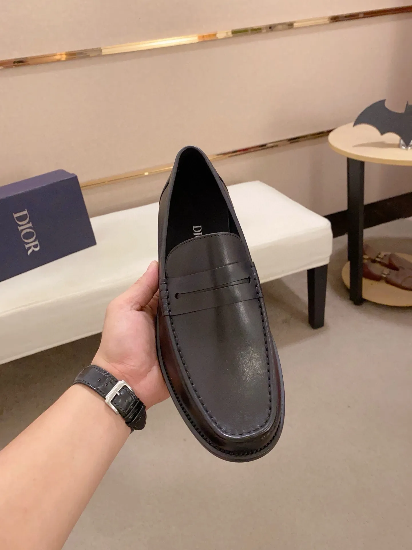 Factory price: 270 men's shoes 💰 High-end version of Dior Dior's new series. Famous actors and Internet celebrities wear super popular designs. They are designed with the sculptures of French artist Niki de Saint Phalle as rings. Material: Imported original material ➕Painted cowhide Foot pads: cowhide Outsole: Rubber outsole Men's shoe size: 38~44 Can be customized to size 45